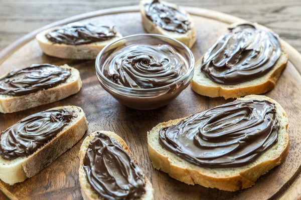 Szelet csokoládé krém-a fából készült táblán baguette — Stock Fotó