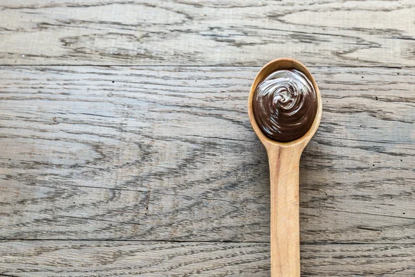 Houten lepel van chocolade crème — Stockfoto