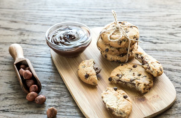 Cookies with chocolate cream and hazelnuts — Stock Photo, Image