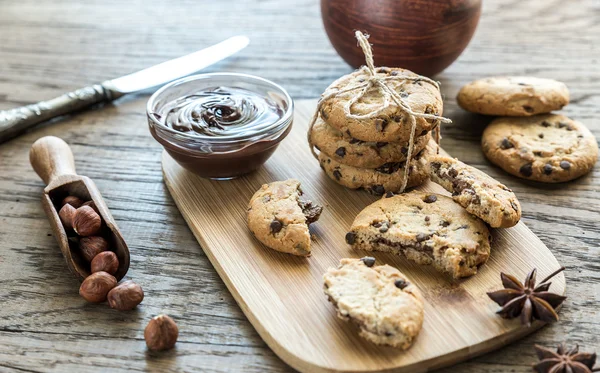 Cookies with chocolate cream and hazelnuts — Stock Photo, Image