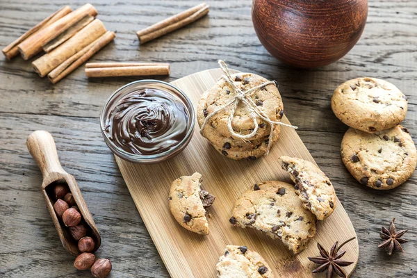 Cookies with chocolate cream and hazelnuts — Stock Photo, Image