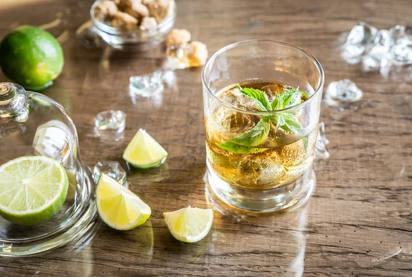 Glas Rum auf dem hölzernen Hintergrund — Stockfoto