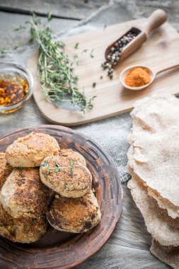 falafel kepekli ekmeği ile