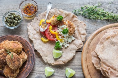 Falafel, süzme peynir ve sebzeli aperatif.