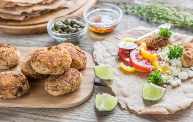 Falafel, süzme peynir ve sebzeli aperatif.