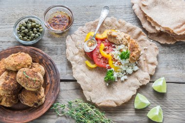 Falafel, süzme peynir ve sebzeli aperatif.