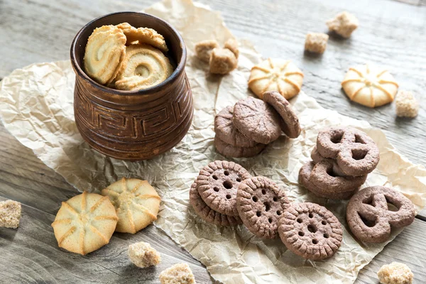 Smör och choklad chip cookies på trä bakgrund — Stockfoto