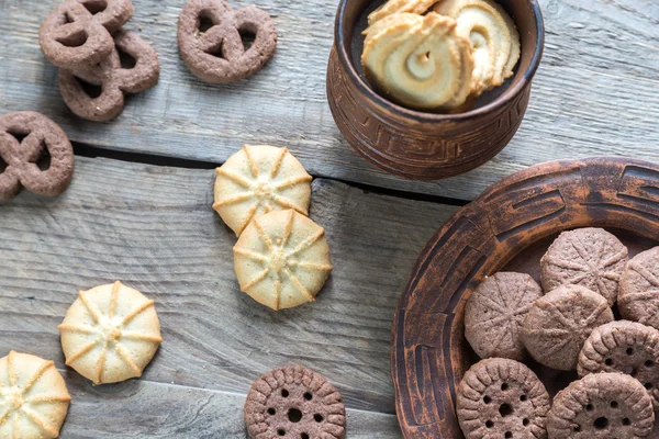 Boter en chocolade chip koekjes op de houten achtergrond — Stockfoto