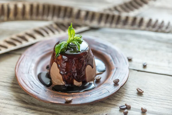 Café panna cotta sob cobertura de chocolate — Fotografia de Stock