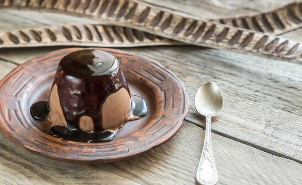 Panna cotta kávy pod čokoládovou polevou — Stock fotografie