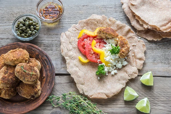 Falafel, süzme peynir ve sebzeli aperatif. Telifsiz Stok Fotoğraflar