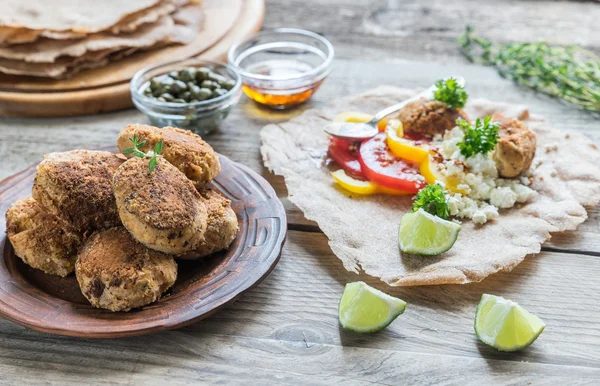 Falafel, süzme peynir ve sebzeli aperatif. Stok Resim