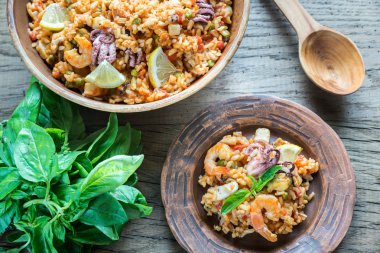 Deniz ürünleri paella