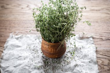 Ahşap arka plan üzerinde taze kekik