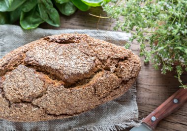 Ahşap masa üzerinde çavdar ekmeği