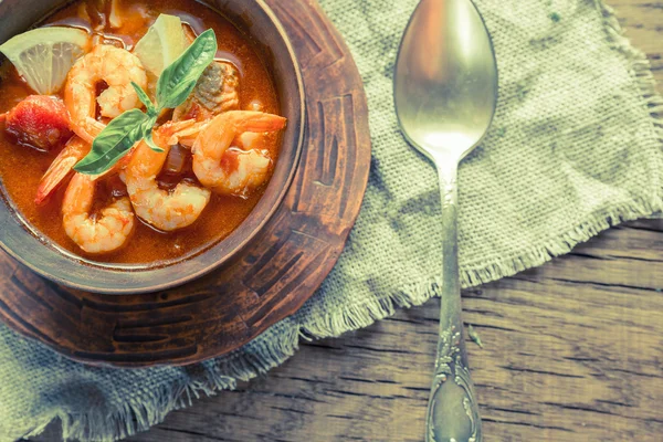Пряный французский суп с морепродуктами — стоковое фото