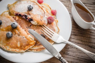 Akçaağaç şurubu ve taze böğürtlenli krep.