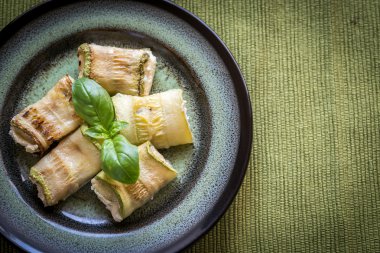 Fırında kabak bölümünü peynir ile doldurulmuş rulo