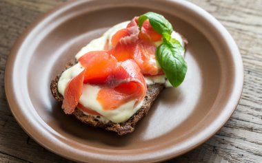 Sandviç alabalık, mozzarella ve domates ile