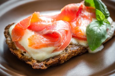 Sandviç alabalık, mozzarella ve domates ile