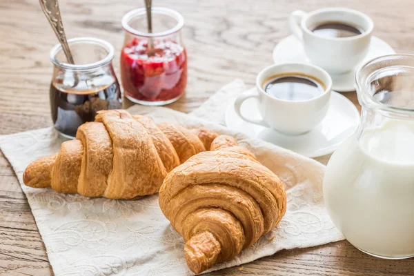 Croissants mit Tassen Kaffee — Stockfoto