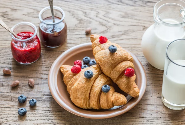 Croissants con bayas frescas y mermelada —  Fotos de Stock