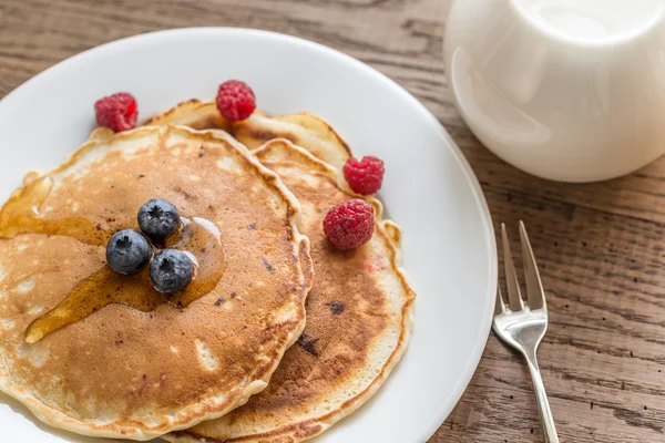 Pancakes with maple syrup and fresh berries — Stock Photo, Image