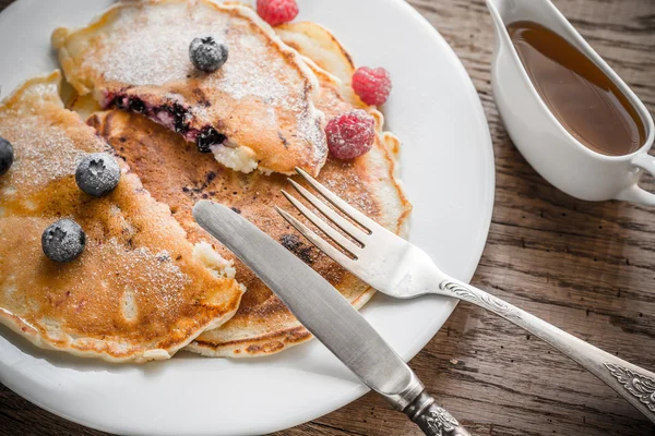 Pancakes with maple syrup and fresh berries — Stock Photo, Image
