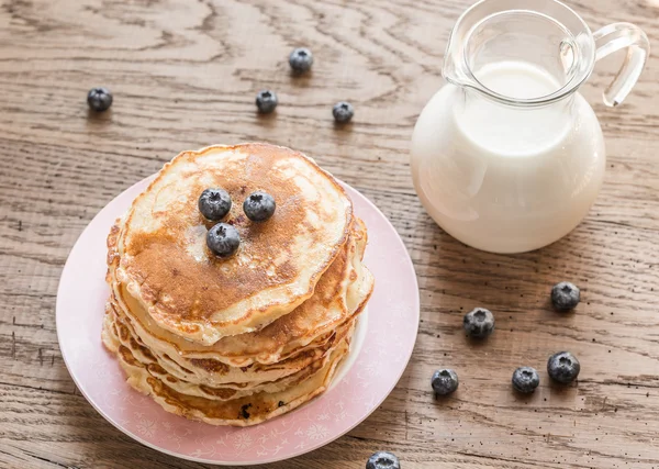 Pancakes with maple syrup and fresh blueberries — Stock Photo, Image