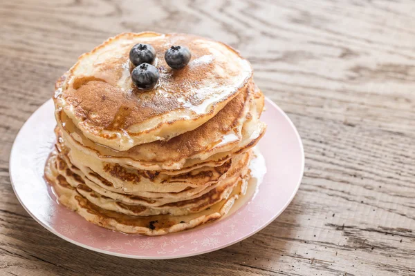 Pancakes with maple syrup and fresh blueberries — Stock Photo, Image