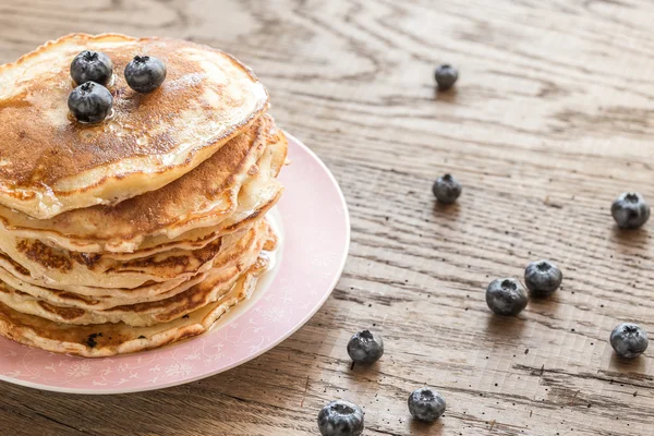 Pancakes with maple syrup and fresh blueberries — Stock Photo, Image