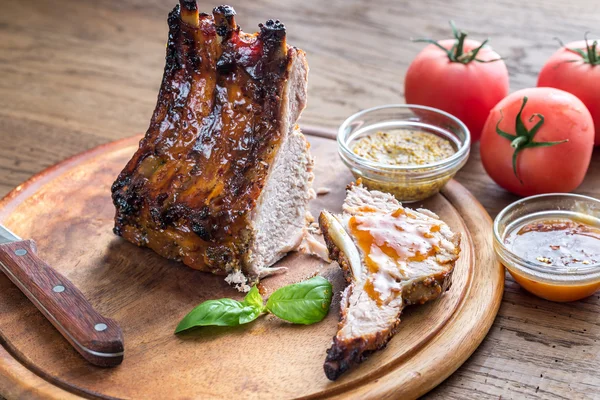 Gegrilde varkensribbetjes in barbecue saus — Stockfoto