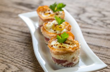 Pastırmalı yumurta bardaklar