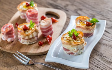 Pastırmalı yumurta bardaklar