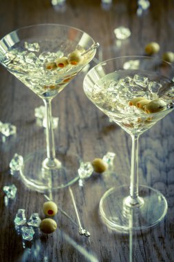 iki zeytin martini kokteyl