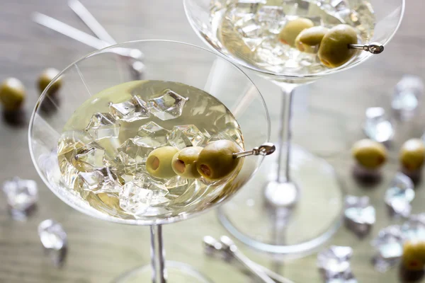Dvě olivové martini koktejlů — Stock fotografie