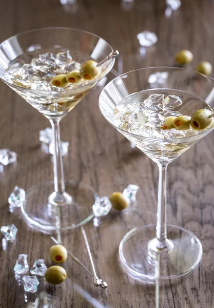 Twee olijf martini cocktails — Stockfoto