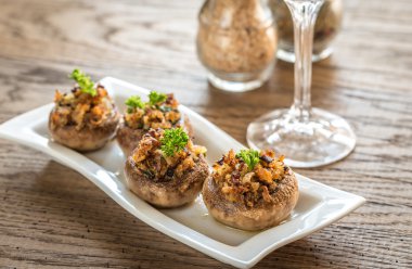 Peynir, soğan ve ekmek kırıntıları ile doldurulmuş mantar kapaklar