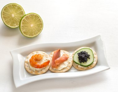 Plaka üzerinde deniz ürünleri ile kanepe