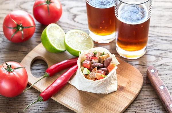 Burrito de pollo con vasos de cerveza — Foto de Stock