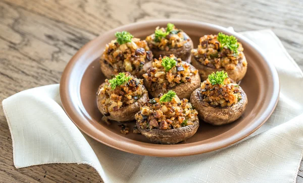 Крышки грибов, фаршированные сыром, луком и хлебными крошками — стоковое фото
