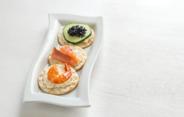 Canapé met zeevruchten op de plaat — Stockfoto