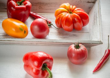 Taze domates ve biber ahşap tepsi