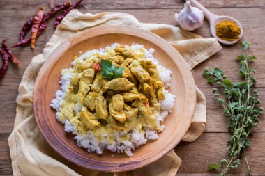 Beyaz pirinç ile Hint tavuk köri