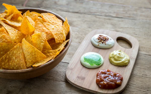 Cheese nachos med olika typer av sås — Stockfoto