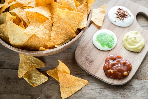 Nachos de queso con diferentes tipos de salsa — Foto de Stock