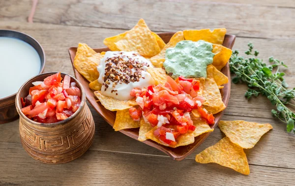 Nachos de queso con diferentes tipos de salsa — Foto de Stock