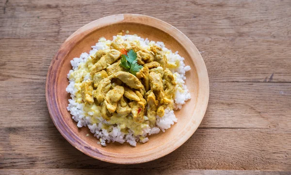 Curry de frango indiano com arroz branco — Fotografia de Stock