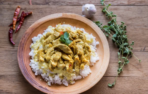 Indisches Hühnercurry mit weißem Reis — Stockfoto