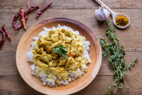 Indisches Hühnercurry mit weißem Reis — Stockfoto